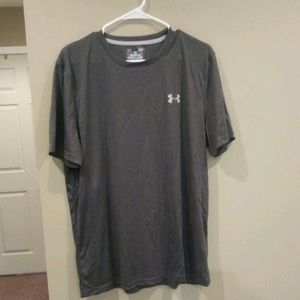 grey under armour tee in perfect condition.